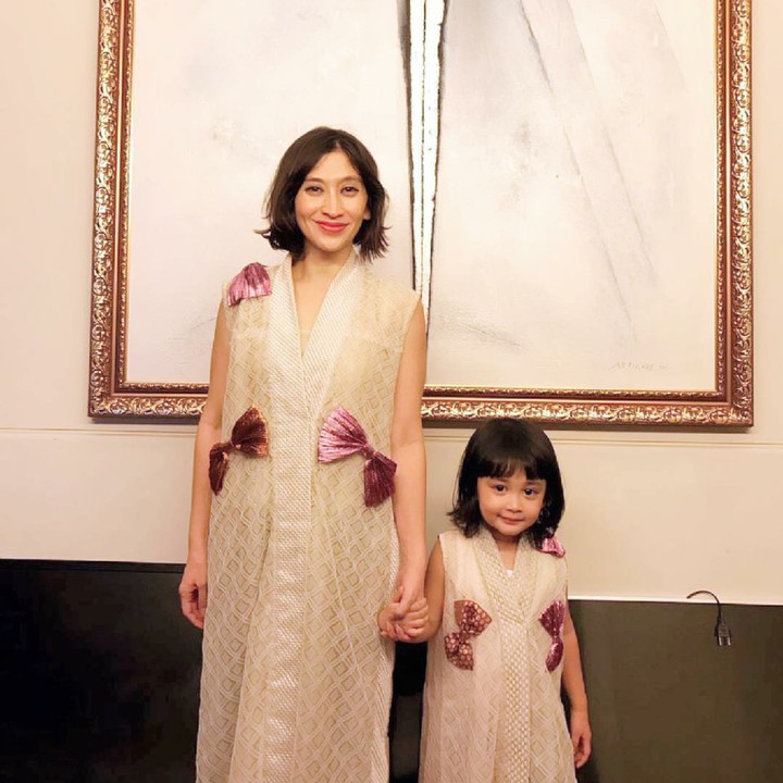Miya dan Bunda Shelomita bajunya kompakan. Cute abis! (Foto: Instagram/shelomitadiah)