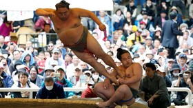 FOTO: Laga Sumo Musim Semi