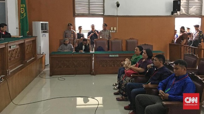 Uang bantuan dari Presiden Joko Widodo habis hanya buat membiayai operasi pertama, sedangkan mereka butuh tiga kali untuk operasi pembedahan.