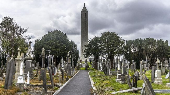 Menara tersebut menjadi objek wisata populer di Irlandia sebelum bom menghancurkan lantai dasarnya pada tahun 1971.
