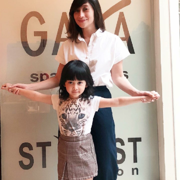 Hai semua, ini Shelomita bersama si bungsu Shalmiya. (Foto: Instagram/shelomitadiah)