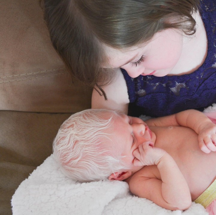 <p>Tapi ternyata Kakak Brooklyn sayang dan kagum banget sama Adik Nora lho. (Foto: Facebook/ Simply B Photography)</p>