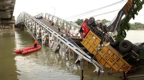 Evakuasi Truk di Jembatan Tuban-Lamongan Gunakan <i>Crane</i>