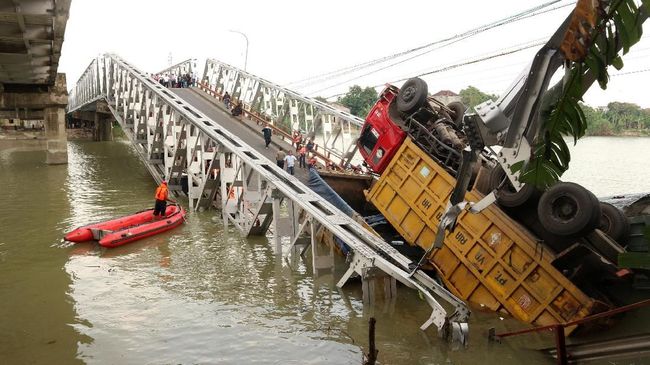 Evakuasi Truk di Jembatan Tuban-Lamongan Gunakan <i>Crane</i> Alat berat mengevakuasi tiga truk di Jembatan Widang yang tercebur ke Bengawan Solo akibat ambrolnya jembatan tersebut.