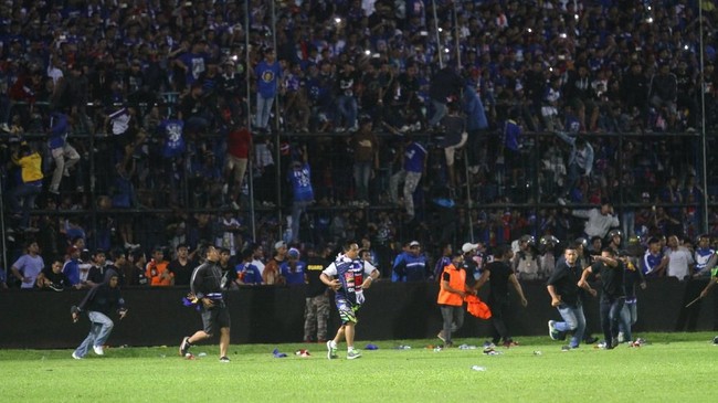 Penyerang anyar Persib Bandung Jonathan Bauman untuk kali pertama harus menaiki kendaraan taktis lapis baja sepanjang kariernya di pentas sepak bola.
