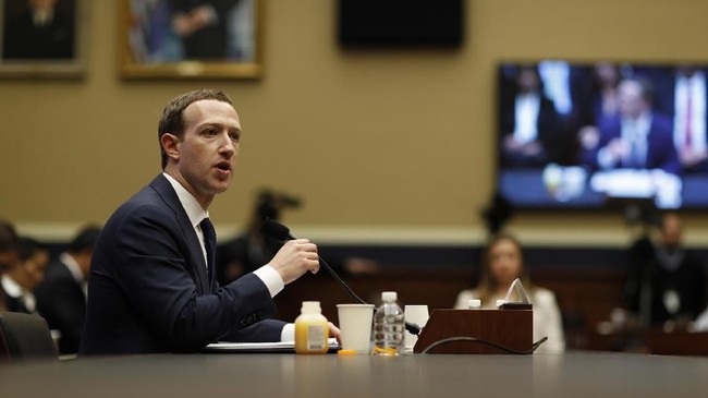 Kekayaan bersih CEO Facebook Mark Zuckerberg dilaporkan merosot US$9 miliar atau sekitar Rp12,6 triliun menjadi US$62,3 miliar atau sekitar Rp878 triliun.