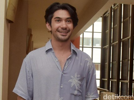 Reza Rahadian Ungkap Kehebatan Sang Bunda, Gaya Parentingnya Mengagumkan