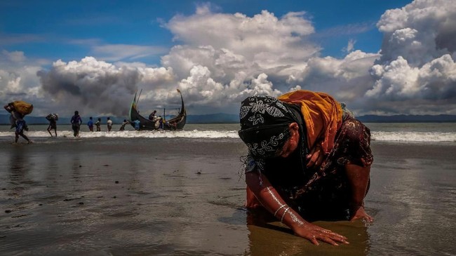 Sebanyak 76 warga Rohingya terdampar di Bireun, Aceh setelah terombang-ambing di laut lepas selama sepekan tanpa persediaan bahan makanan.