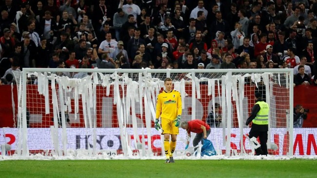 FOTO: Penalti Aneh Saat Istirahat Babak Pertama di Bundesliga