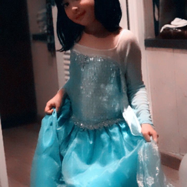 Aku udah mirip Elsa 'Frozen' belum, Bun? (Foto: Instagram/shelomitadiah)