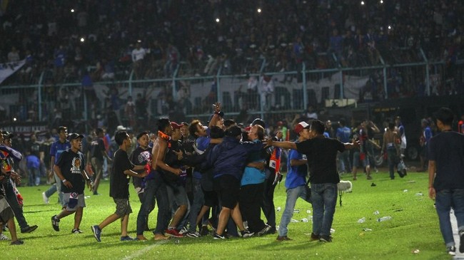 Manajemen Arema FC secara resmi menyampaikan permohonan maaf atas kerusuhan yang terjadi di Stadion Kanjuruhan saat menjamu Persib Bandung.