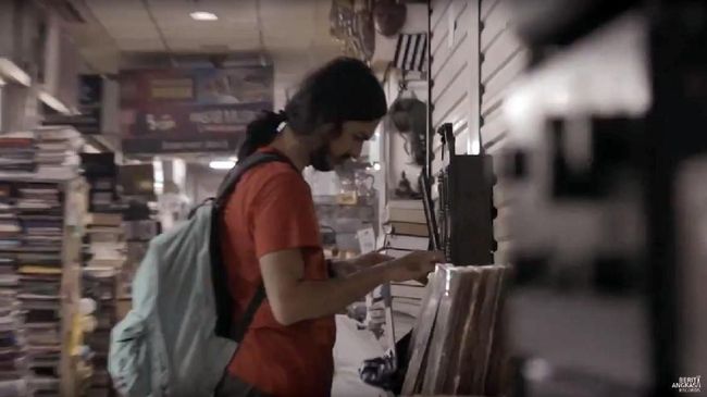 Band Kelompok Penerbang Roket memilih mengisahkan perjalanan mereka memproduksi album mini 'Galaksi Palapa' dengan dokumenter 'Menuju Galaksi Palapa'.