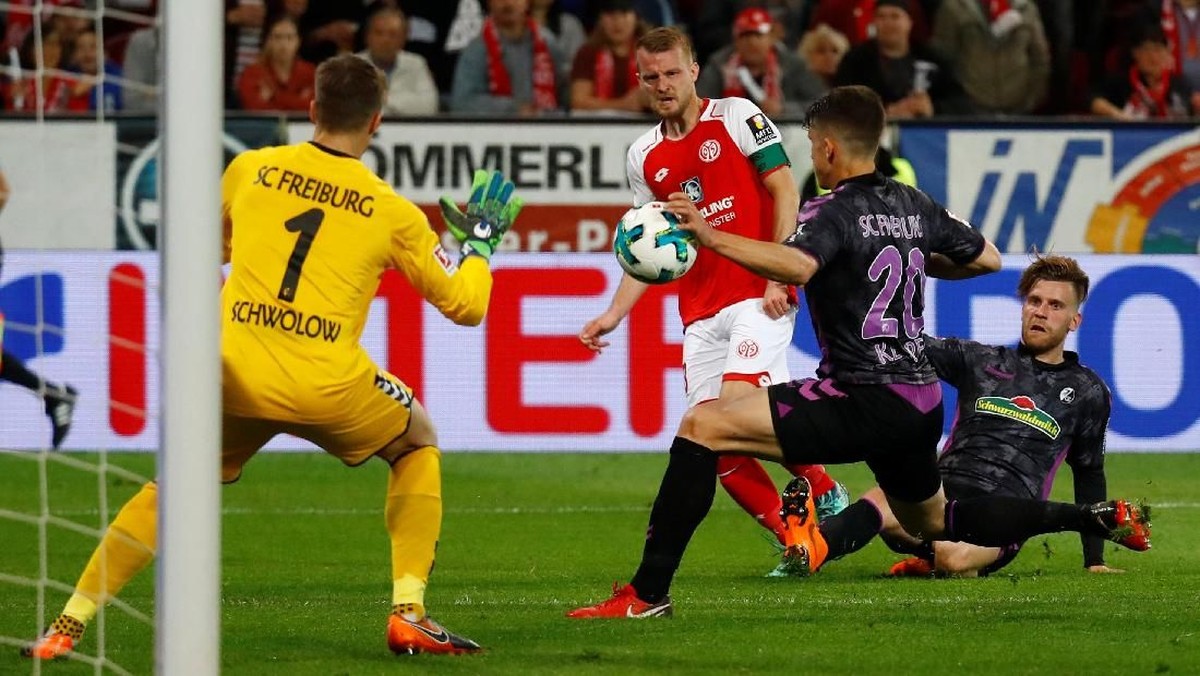 FOTO: Penalti Aneh Saat Istirahat Babak Pertama di Bundesliga