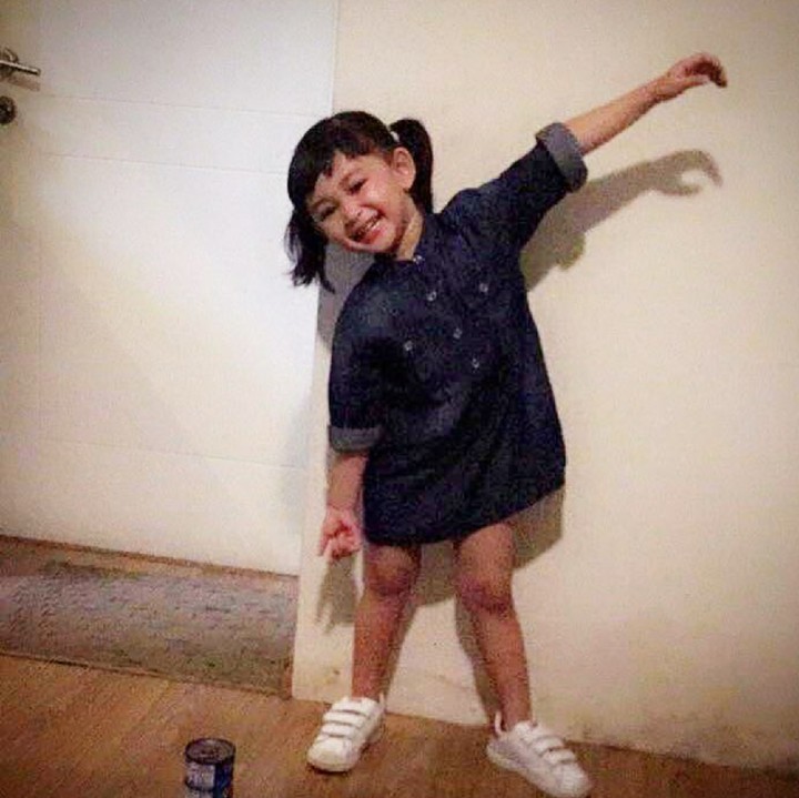 Gaya Miya yang happy banget bikin kita ikut happy deh. (Foto: Instagram/shelomitadiah)
