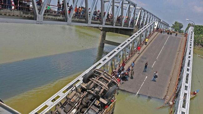 Jembatan Widang Ambruk, Kerugian Materiil Capai Rp40 Miliar Kementerian Pekerjaan Umum dan Perumahan Rakyat (PUPR) menaksir kerugian materiil akibat ambruknya jembatan Widang antara Tuban-Lamongan mencapai Rp40 miliar.