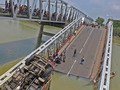Jembatan Penghubung Tuban-Lamongan Ambruk, Tiga Truk Jatuh