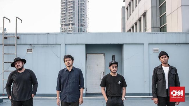 Lagu-lagu di album perdana Polka Wars lebih banyak bersifat metafor, mereka bisa bicara keimanan lewat makhluk legenda serupa dinosaurus di Kongo.