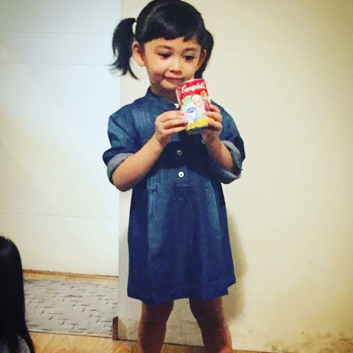 Miya lagi memegang apa ya kira-kira? (Foto: Instagram/shelomitadiah)
