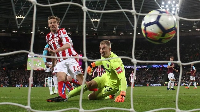 Joe Hart jadi pembicaraan setelah dirinya melakukan blunder pada laga West Ham United lawan Stoke City, Senin (16/5).