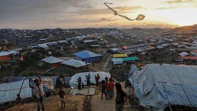 Longsor yang terjadi akibat hujan deras selama beberapa hari terakhir menewaskan lima anak di dekat kamp pengungsi Rohingya di Cox's Bazar, Bangladesh.