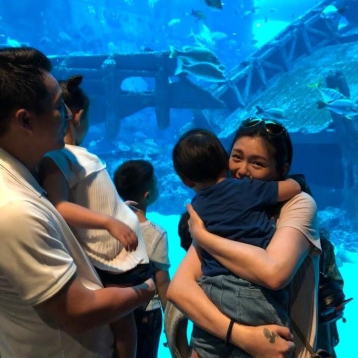 Wah, asyiknya melihat ikan di akuarium raksasa. (Foto: Weibo)