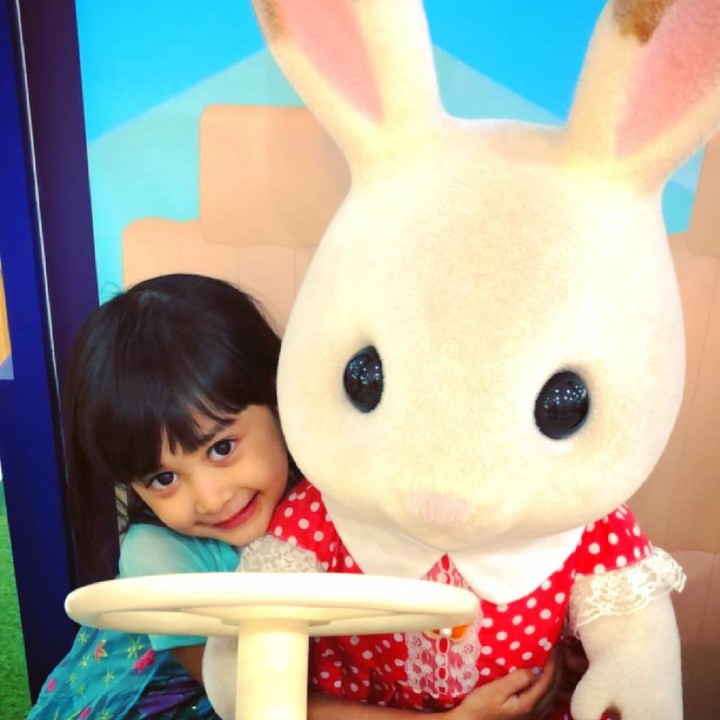 Miya dan bonekanya sama-sama imut ya. Hi-hi-hi. (Foto: Instagram/shelomitadiah)
