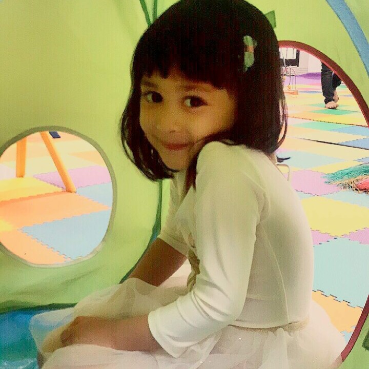 Beginilah si kecil Miya ketika malu-malu. He-he. (Foto: Instagram/shelomitadiah)
