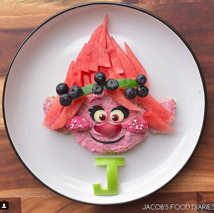 <p>Roti dan buah-buahan bisa disulap Bunda Laleh jadi si gadis cilik Poppy di film 'Troll'. (Foto: Instagram/ @jacobs_food_diaries)  </p>