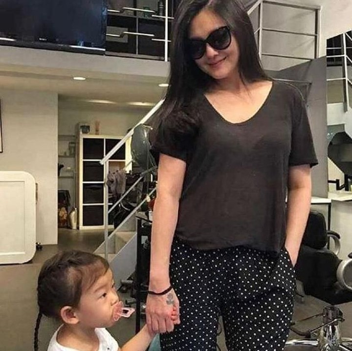 Jangan lepaskan gandengan bunda ya, Nak. (Foto: Instagram/ Istimewa)