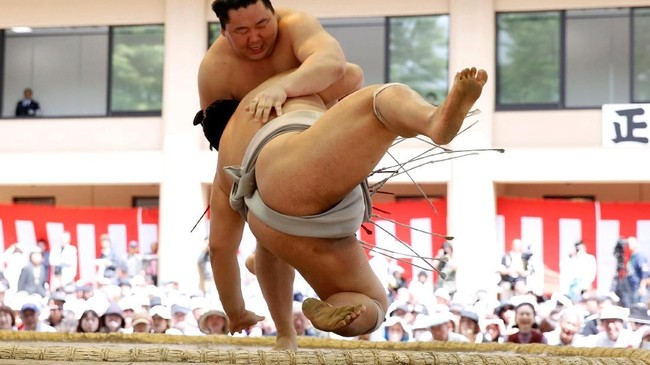 FOTO: Laga Sumo Musim Semi