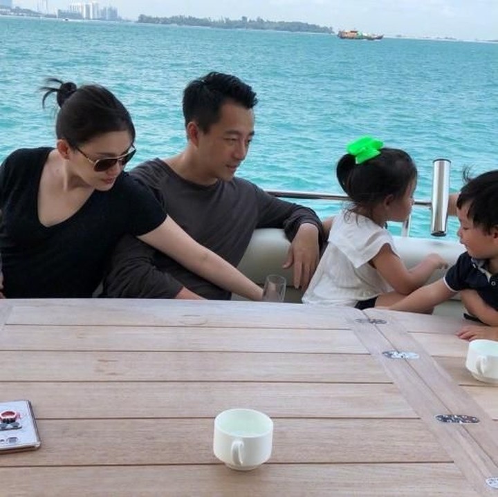 Barbie Hsu kini sedang menikmati hari-harinya menjadi ibu dua anak. Tuh lihat, Bun, Barbie dan keluarganya kayaknya happy banget ya liburan bareng. (Foto: Weibo)
