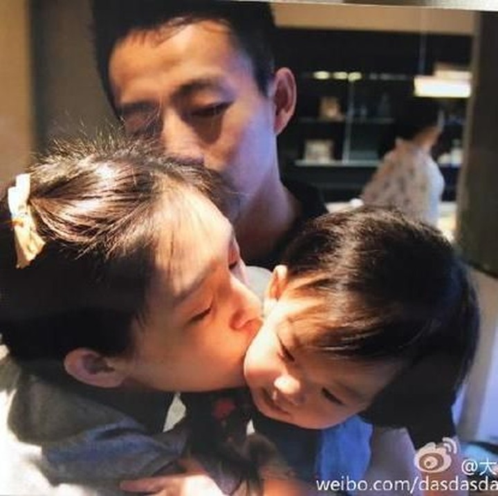 Cup! Ciuman sayang untuk si buah hati. (Foto: Weibo)