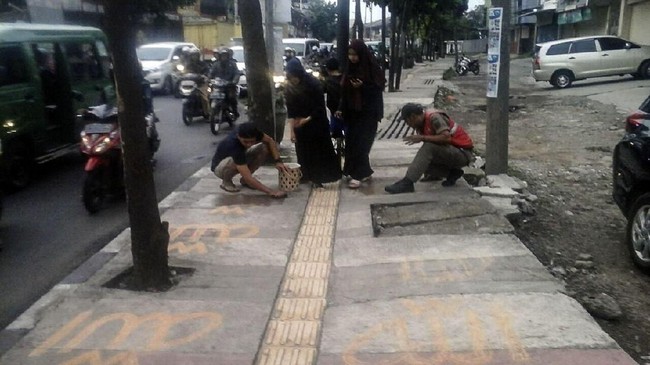 Pelaku diketahui pernah dirawat di rumah sakit jiwa dan mengalami gangguan jiwa lebih dari 10 tahun. Aksi menulis lafaz Allah bukan baru kali ini dilakukannya.