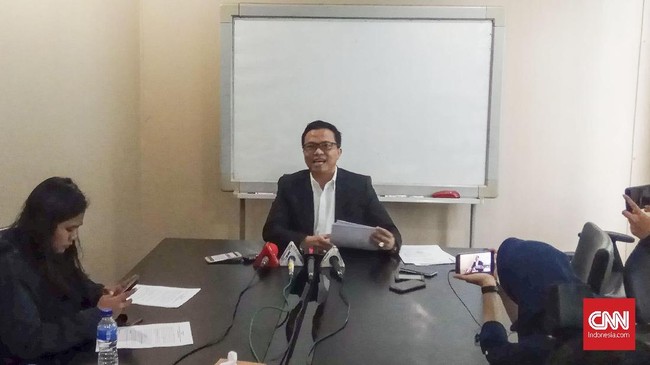 Nursyahriah Mansyur disebut mengurus keperluan kedua anaknya yang bersekolah di Singapura, karena itu dia tidak memenuhi panggilan polisi pada Maret lalu.