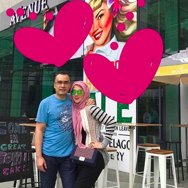 <p>Mesranya awet ya, kayak masih pengantin baru. He-he-he. (Foto: Instagram/ @marinizumarnisreal)  </p>