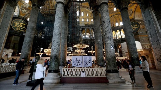Mufti Besar Mesir, Shawky Alam, menganggap perubahan status Hagia Sophia dari museum menjadi masjid merupakan tindakan terlarang.