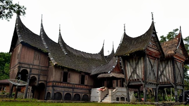 Ziarah Rumah Gadang, Tradisi Khas Dharmasraya Saat Idul Fitri Ziarah rumah gadang diawali makan bajamba atau makan bersama dengan menu Khas Ranah Minang, seperti rendang, gulai ayam, dan hidangan lebaran lainnya.