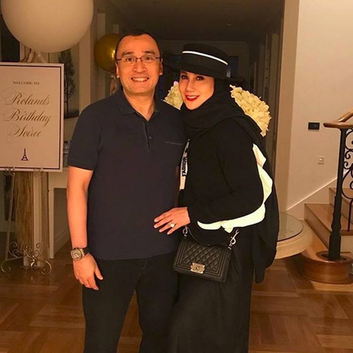 <p>Kompak berbusana serba hitam bikin pasangan ini makin serasi. (Foto: Instagram/ @marinizumarnisreal)  </p>