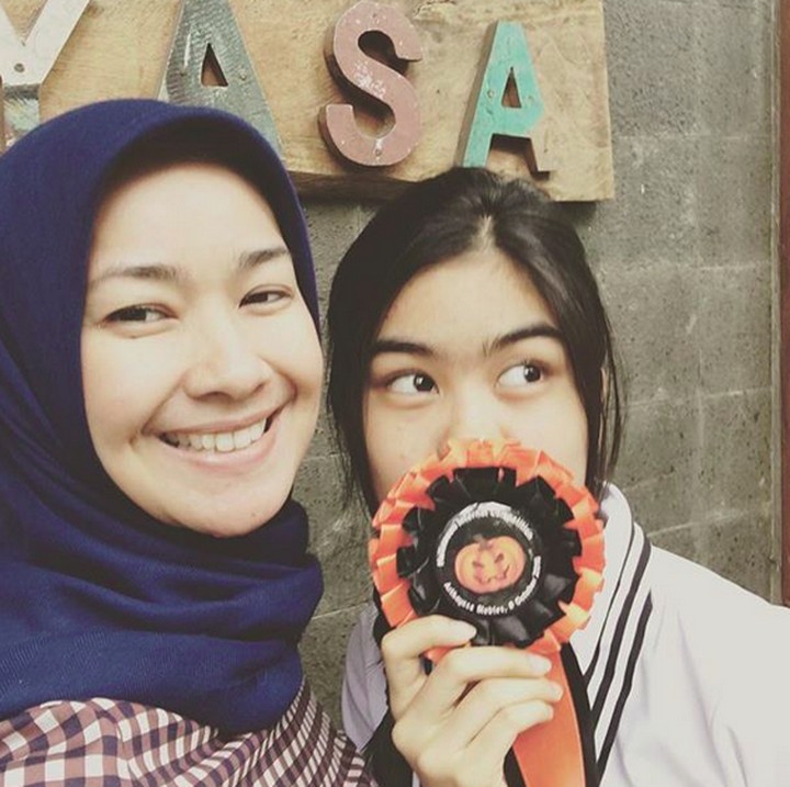 <p>Tahun ini si anak gadis bernama lengkap Namira Adjani ini genap berumur 19 tahun, Bun. (Foto: Instagram/ @arohali)  </p>