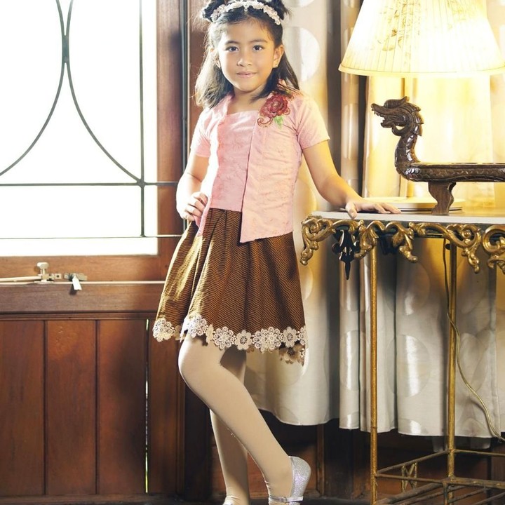 <p>Song Louisa Mu Khadijah, putri Meisya Siregar dan Bebi Romeo ini, juga manis banget dalam balutan batik. (Foto: GET UP! Edutainment)</p>