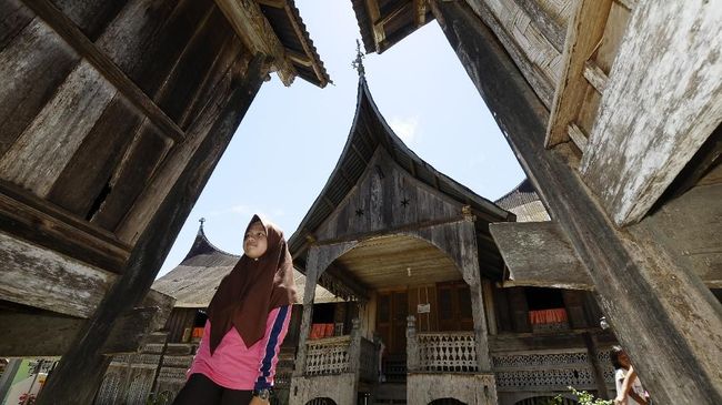 Pengunjung beraktivitas di kawasan Saribu Rumah Gadang, Nagari Koto Baru, Solok Selatan, Sumatra Barat, Sabtu (31/3). Masyarakat Nagari (desa adat) Koto Baru menghibahkan 38 rumah gadang kepada Pemerintah Kabupaten Solok Selatan guna mendukung rencana revitalisasi kawasan cagar budaya Saribu Rumah Gadang. ANTARA FOTO/Wahdi Septiawan/kye/18.