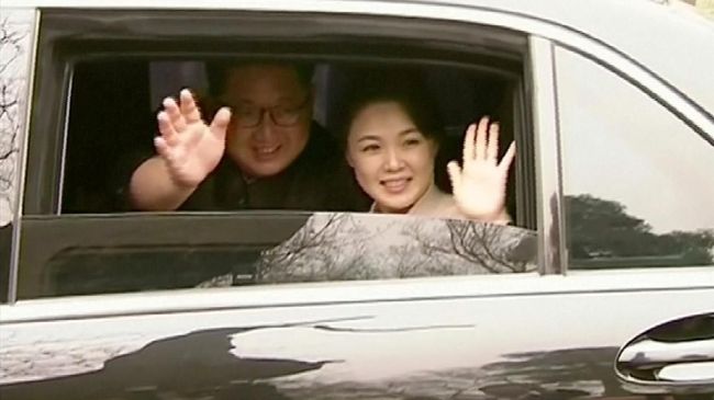Ibu Negara Korea Utara, Ri Sol Ju tak terlihat ketika suaminya Kim Jong Un bertemu dengan Presiden Korea Selatan, Moon Jae-In, Jumat (27/4).
