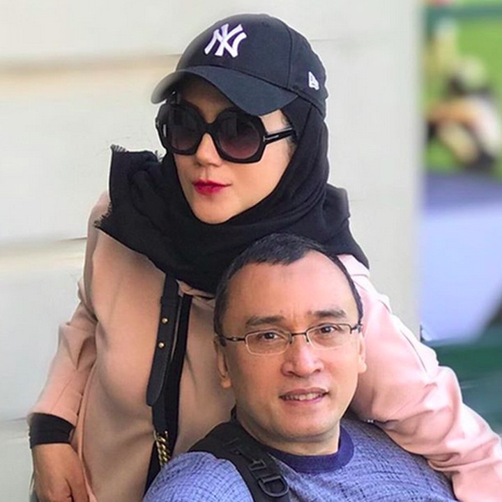 <p>Begini pose mesra ala Marini dan Denny, he-he-he. (Foto: Instagram/ @marinizumarnisreal)</p>