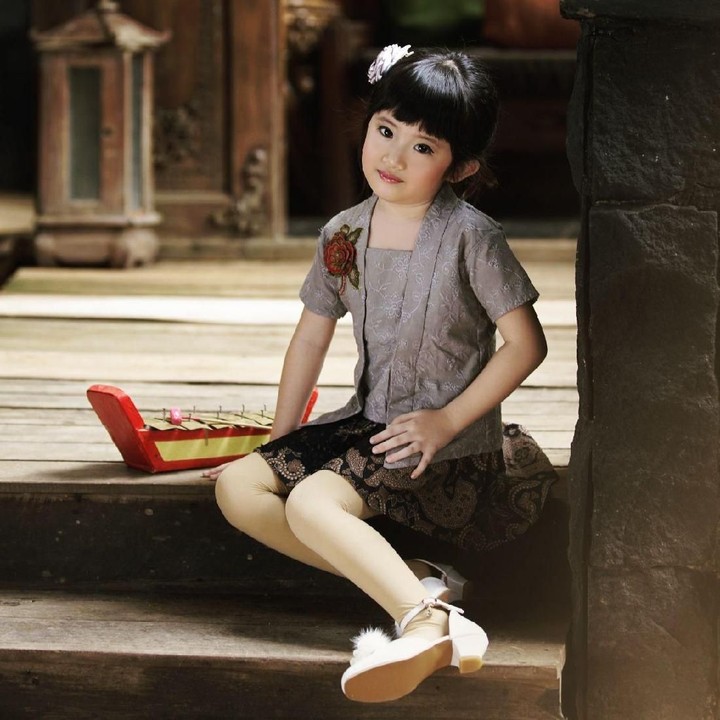 <p>Pakai atasan kutubaru dan rok batik, gadis kecil ini makin mempesona ya. (Foto: GET UP! Edutainment)</p>
