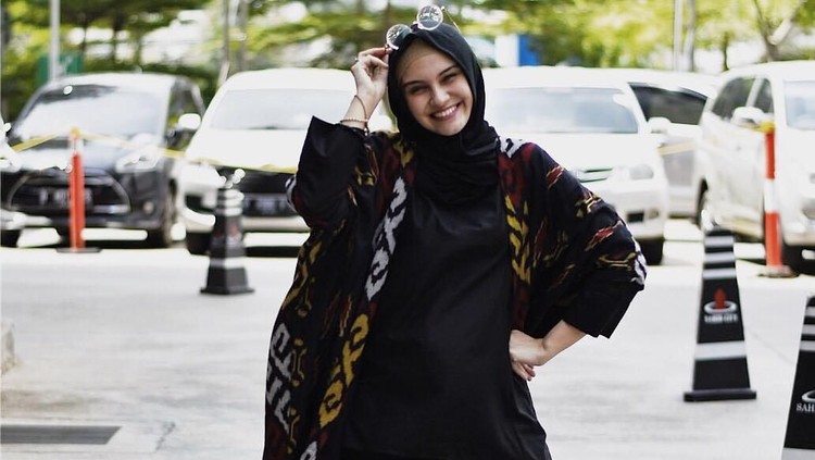 Ramadan tahun ini, Zeezee Shahab mulai mengajari putranya berpuasa. Simak ceritanya yuk, Bun.