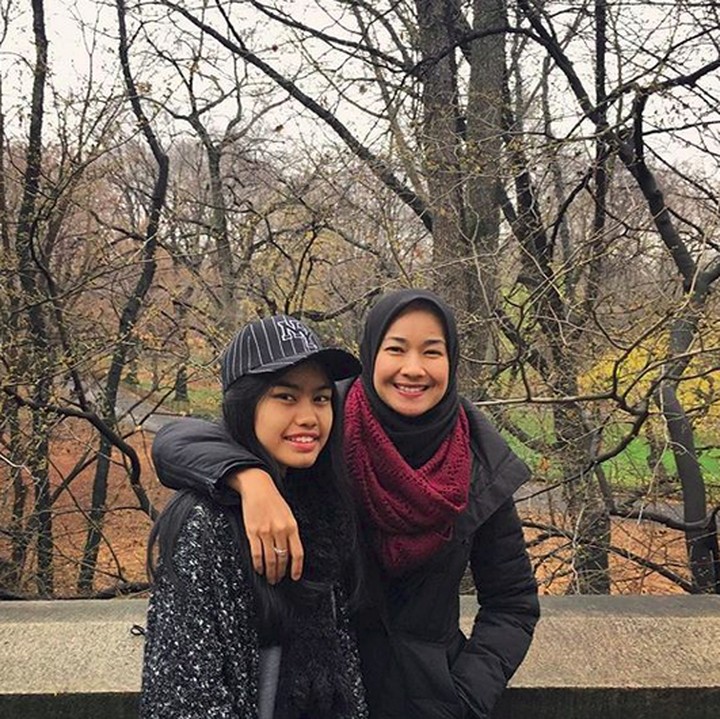 <p>Saat Bunda Alya dan Adjani liburan. Kompak banget deh gaya mereka. (Foto: Instagram/ @arohali)</p>