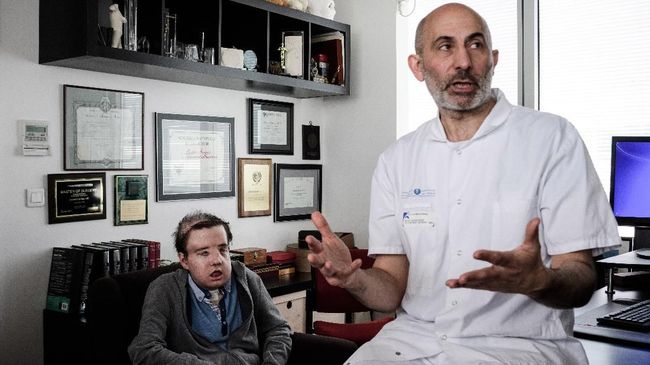 Jerome Hamon, seorang pria di Paris menjadi pasien dua kali transplantasi wajah pertama di dunia, dia pun menjadi pria pertama pemilik tiga wajah. 