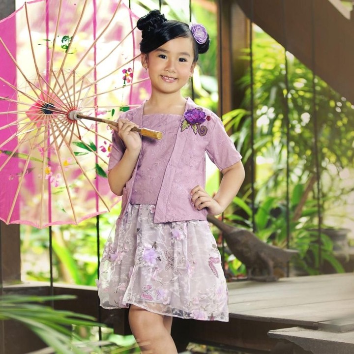 <p>Baju batiknya didesain modern, jadinya si kecil ini makin imut. (Foto: GET UP! Edutainment)</p>