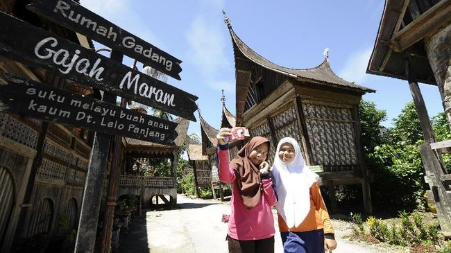 Revitalisasi Kawasan Seribu Rumah Gadang di Nagari (Desa Adat) Koto Baru akan segera berlangsung demi mempercantik kawasan tersebut sebagai destinasi wisata.