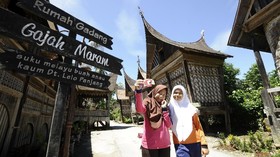 Sepuluh Jenis Kayu dan Tukang Tuo demi Perbaikan Rumah Gadang